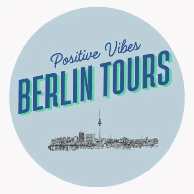 Logo mit Text "Positive Vibes Berlin Tours" und Berliner Skyline auf blauem Kreis.