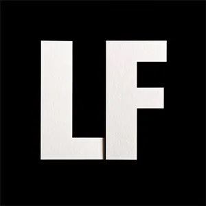 Weiße Buchstaben „LF“ auf schwarzem Hintergrund. Logo von LohseFilm