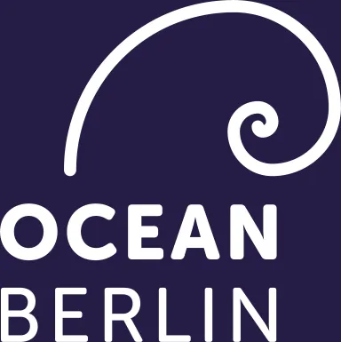 Weißes OCEAN-BERLIN-Logo auf dunkelblauem Hintergrund mit einer stilisierten, spiralartigen Wellenform über dem Schriftzug.