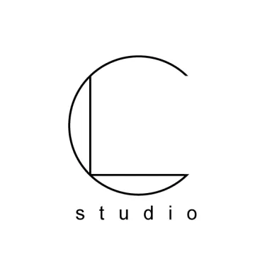Minimalistisches, schwarz-weißes Logo von CL Studio mit geometrisch gestalteten Buchstaben C und L und dem Schriftzug „studio“.