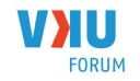 VKU Forum Logo mit blauer und roter Schrift auf weißem Hintergrund.