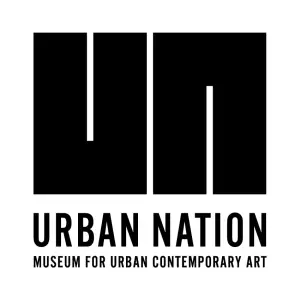 Museumslogo dreizeilig. 1. Zeile: UN. 2.  Zeile: URBAN NATION. 3. Zeile:  MUSEUM FOR URBAN CONTEMPORARY ART