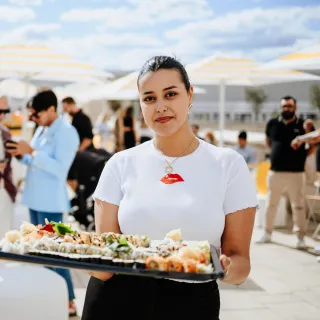  Frau mit Tablett auf einem Event