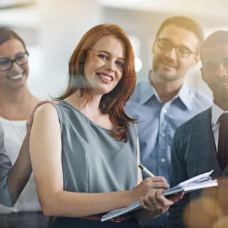 5 Personen schauen zur Kamera