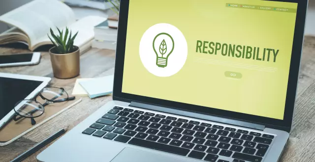 Foto: Laptop mit grünem Bildschirm und dem Schriftzug Responsibility