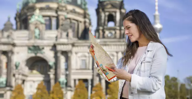 Frau mit Stadtplan vor dem Berliner Dom