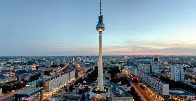 Panorma mit Berliner Fernsehturm in der Dämmerung