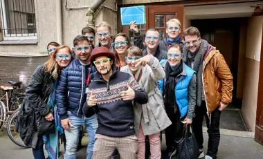 Services Berlin Convention Office Twitter #BerlinMeetings - Incentiveteilnehmer mit blauen Brillen lachen in die Kamera