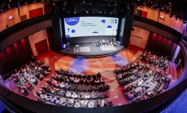 Ansicht von oben Berlin Tourism und MICE Summit, Bühne und Publikum