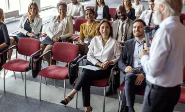Eine Gruppe von Geschäftsleuten hält eine Konferenz ab