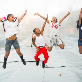 4 Kinder springen freudig hoch in der Blase des Spacebuster von raumlaborberlin in Chicago