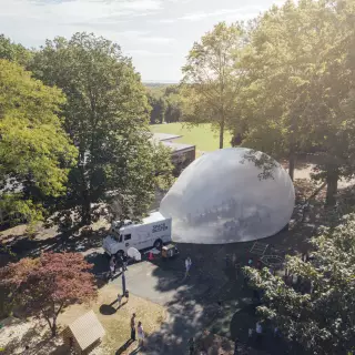 Spacebuster mit aufgebauter Blase im Hof und Garten einer Schule in White Plains New York 