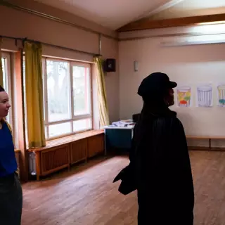 zwei Frauen besichtigen Mehrgenerationshaus Reinickendorf