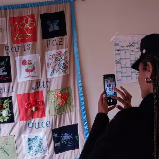 Frau fotografiert Kunst aus Stoff im Mehrgenerationshaus