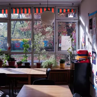 Schreibtische in einem lichtdurchfluteten Raum