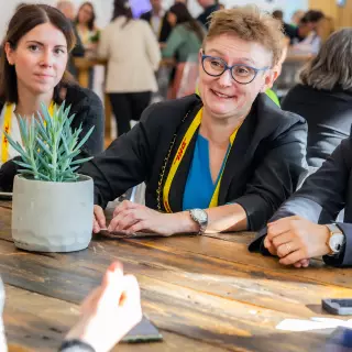 Gespräch zwischen Businesspartnerinnen