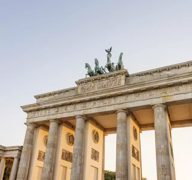 Kongressfonds Berlin, Blick auf das Brandenburger Tor und die Quadriga, blauer Himmel bei Sonnenuntergang