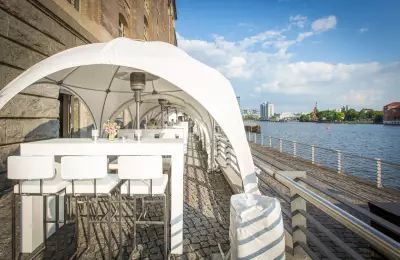 Spreeterrasse mit Kuppelzelt