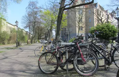 Varziner-Platz  mit Fahrrädern in Friedenau Nähe S-Bahn Bundesplatz