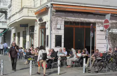 Pause im Straßencafé in Schöneberg