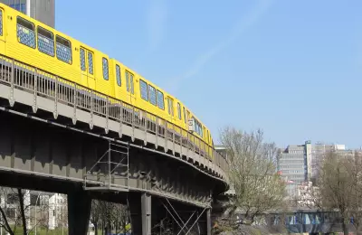 U-Bahn als Hochbahn Nähe Möckernbrücke in Kreuzberg