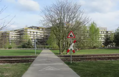 Alter Bahnhübergang im Park am Gleisdreieck