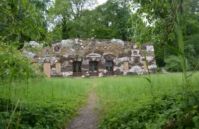 1)	Muschelgrotte im Neuen Garten Potsdam