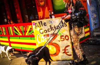 Smartphone-Jagd mit Punker und Hund