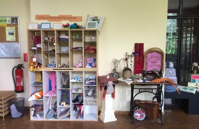Verkaufsstand der handgemachten Produkte im Foyer