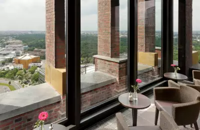 Vollverglaster Innenbereich mit 360° Blick über Berlin