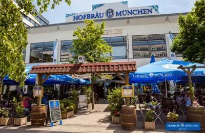 Außenansicht mit Biergarten