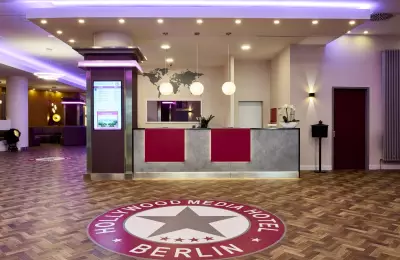 Rezeption Hollywood Media Hotel