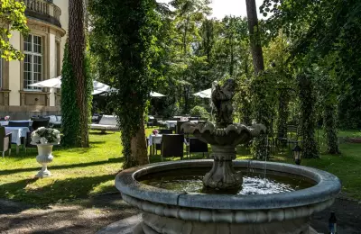 Garden with a view of the fountain