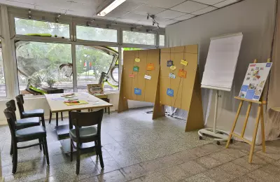 Creative workspace in the entrance area of the large event room of the MEET+CHANGE location Kulturzenturm Prenzlauer Berg