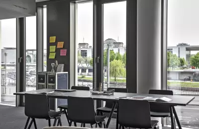 Meeting mit Blick auf Reichstag