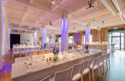 Firmenevent in der Capitol Yard Golf Lounge mit Dinnertischen