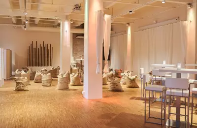 Firmenevent mit Sitzsäcken, Stehtischen und Barhockern