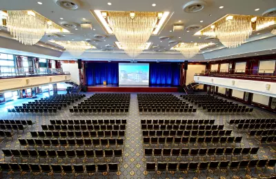 Ballroom mit Reihenbestuhlung