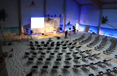 Kickoff-Meeting in the sand