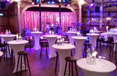 Saal mit Stehtischen