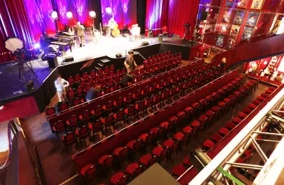 Reihenbestuhlung im Theatersaal