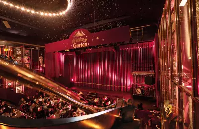 Theatersaal Ansicht auf die Bühne