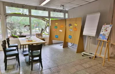 Kreativer Workspace im Eingangbereich des Großen Veranstaltungsraums der MEET+CHANGE Location Kulturzenturm Prenzlauer Berg