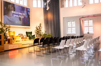 Hall of Fame - ein moderner Saal mit hohen Decken und Tageslicht für beeindruckende Keynotes und Podiumsdiskussionen