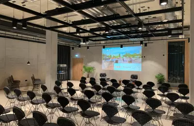 Der Eventraum im UG bietet Platz für verschiedene Bestuhlungen & Events