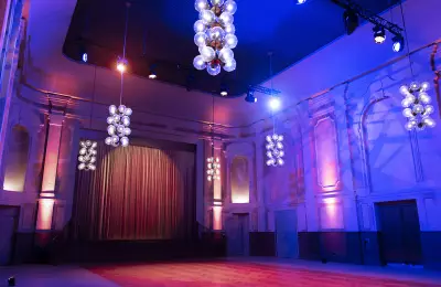 Großer Festsaal mit Effektbeleuchtung