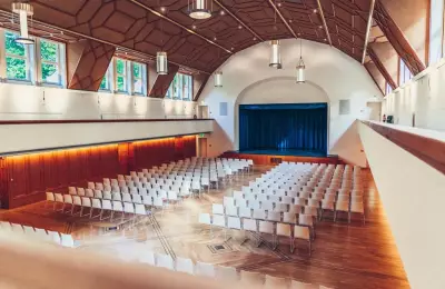 Festsaal mit Reihenbestuhlung