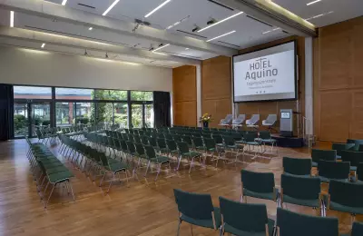 Großer Saal in Reihenbestuhlung