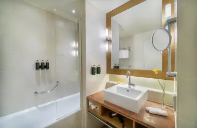 Badezimmer mit Wanne und Dusche
