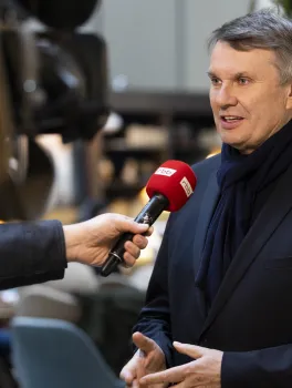 CEO of visitBerlin speaks into red microphone